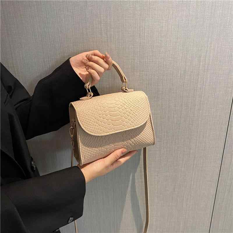 ・カラー: ブラック、グリーン、ブルー、マゼンタ、カーキ・サイズ: 約20cm×15cm×8cm・スタイル: 都市的シンプル・素材: フェルト・バッグサイズ: 中・利用シーン: デイリーユース・流行要素: 格子柄、ワニ柄、エンボス加工・裏地: なし・バッグ形状: 横型・開閉方法: フラップ式・硬さ: 普通・外ポケット: フラップポケット・内ポケット: なし・ストラップ数: シングル