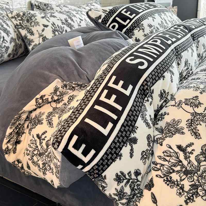 ・柄: 無地、花柄、植物柄、アルファベット柄・スタイル: モダン、シンプル・セット内容: ベッドシーツ、掛け布団カバー、枕カバー・サイズ: シングル、セミダブル、ダブル、クイーン・素材: ミルクベルベット・重量: 2000〜2500g・模様...