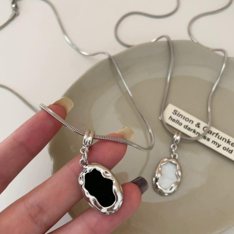 ネックレス レディース チタン鋼 不規則 ペンダント 蛇骨チェーン メンズ ユニセックス クール 電気メッキ加工 ブラック ホワイト