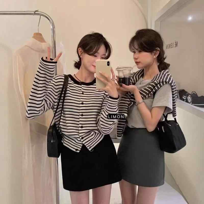 ・素材: ウール・柄: ストライプ、格子・厚さ: 薄手・組み合わせ: シングル・シルエット: ルーズ・袖のタイプ: レギュラー・ネックライン: ラウンドネック・袖丈: 長袖・デザイン: 配色・着丈: ミドル(50cm～65cm)・縫製: パッチワーク・カラー: オフホワイトストライプ、ダークグレーストライプ・サイズ: M、L、XL・スタイル: 通勤・着方: カーディガン・前立て: シングルブレスト・カテゴリ: セーター・主素材含有量: 30%以下