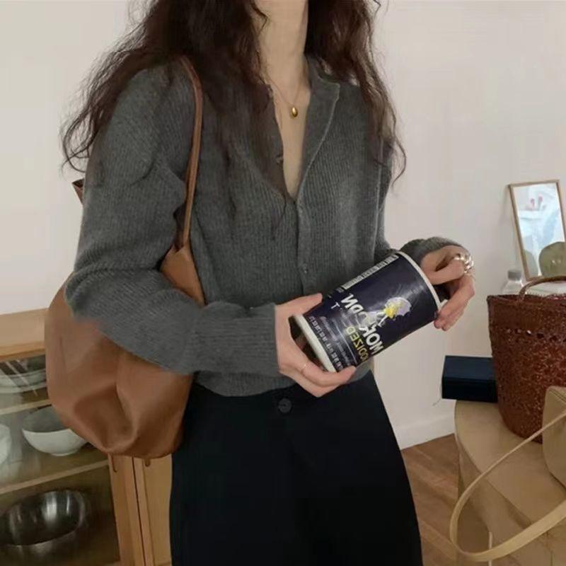 ・カテゴリ: カーディガン・素材: ニット・柄: 無地・厚さ: 普通・組み合わせ: シングル・スタイル: 都会的・フィット: レギュラー・袖のタイプ: レギュラー袖・ネックライン: Vネック・袖丈: 長袖・流行の要素: ボタン・着丈: 普通 (50cm<着丈≤65cm)・ボタン: シングルブレスト、一粒ボタン・カラー: 杏色, グレー, コーヒー色・サイズ: S, M, L, XL・スタイルタイプ: エレガント通勤・着用方法: カーディガン・生地の主成分の含有量: 30%以下・生地の主成分2の含有量: 30%-50%・越境スタイルの種類: 快適、カジュアル