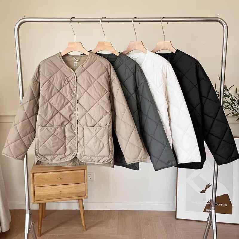 ・項目名: カテゴリ・値: 綿衣/綿服・項目名: スタイル・値: 御姐風・項目名: 袖丈・値: 長袖・項目名: ネックライン・値: POLO領・項目名: 素材・値: シェニール・項目名: 主な素材・値: スパンデックス・項目名: 主な素材の含有量・値: 30%以下・項目名: 着丈・値: 超短款(40cm以下)・項目名: シルエット・値: ストレート・項目名: 袖のタイプ・値: 姫袖・項目名: 厚さ・値: 普通・項目名: 対象年齢・値: 成人・項目名: 対象・値: 女性・項目名: カラー・値: ブラック, オリーブ色, ライトベージュ, ダークベージュ・項目名: サイズ・値: S, M, L, XL・項目名: スタイルタイプ・値: 私服名媛・項目名: 詰め物・値: シルク風綿