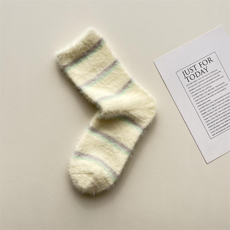 靴下 レディース 秋冬 厚手 暖かい ふわふわ もこもこ 保温 床 ソックス 韓国風 バイカラー ストライプ ミドル丈 スイート かわいい ルームソックス ナイロン ピンク系 ホワイト グレー