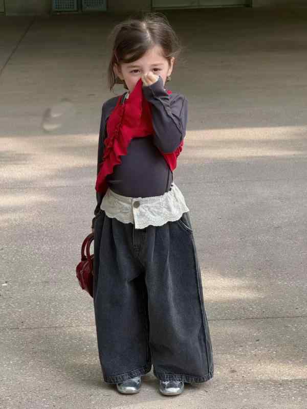 ・スタイル: 韓国版・生地の名称: 綿・安全レベル: B類・パンツ丈: 長ズボン・主な生地の成分: 綿85%・対象性別: 女・対象年齢: 中小 дет (3~8歳、100~140cm)・スタイル: ジーンズ・股開き: 股なし・生地の加工: 柔らかい加工・パターン: 無地・モデル写真の有無: モデルあり・要素: セットアップ、レース・ミシンの針の間隔: 対象外・ウエスト: ミドルウエスト・パンツの前開き: ゴム・色: 赤いキノコの縁のキャミソール、紺色の下着、灰色のレースのウエストのジーンズ・対象身長: 90cm、100cm、110cm、120cm、130cm、140cm・製品カテゴリ: 子供用パンツ