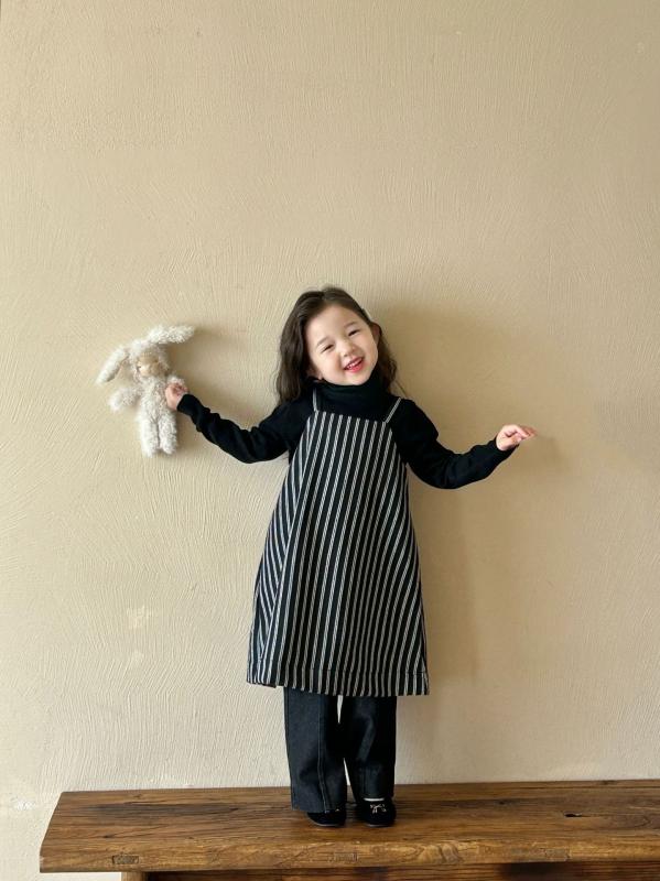 ワンピース キッズ 女の子 ストライプ柄 サスペンダースカート プリンセススタイル ブラックニット ブラックデニムパンツ 秋冬 ミドル丈 膝丈 普段着 おしゃれ着