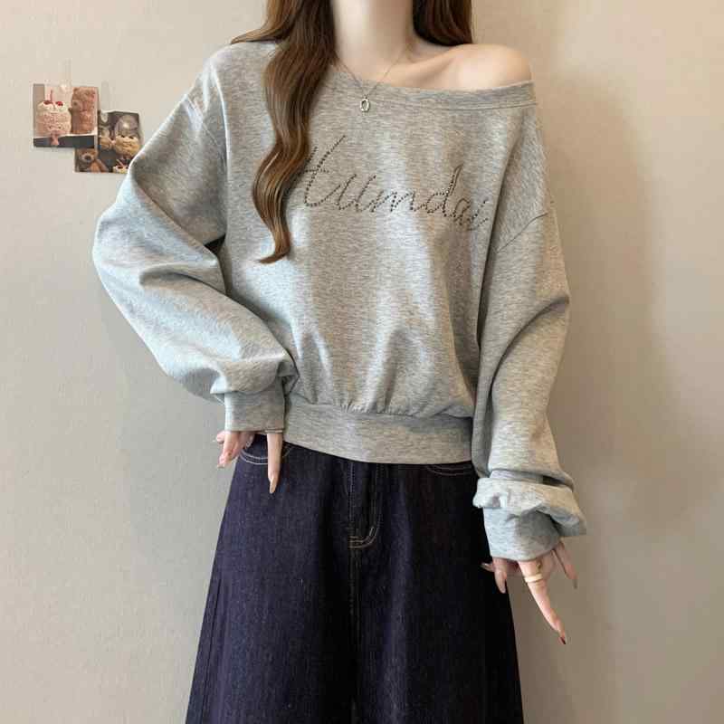 トレーナー レディース 長袖 オフショルダー トップス 春秋 薄手 韓国風 ゆったり ホットフィックス ショート丈・カテゴリ: トレーナー/スウェット・柄: 字母/数字/文字・スタイル: 通勤風・シルエット: 宽松型・着丈: 短款(40cm<着丈≤50cm)・袖丈: 長袖・袖型: 常规袖・ネックライン: 斜めネック・厚さ: 薄手・流行の要素: 字母・加工: 烫印・素材: ポリエステル・カラー: グレー・サイズ展開: S,M,L,XL,2XL・スタイルカテゴリ: 气质通勤・性別: レディース・素材成分: 70%-80%・体型: ユニバーサル