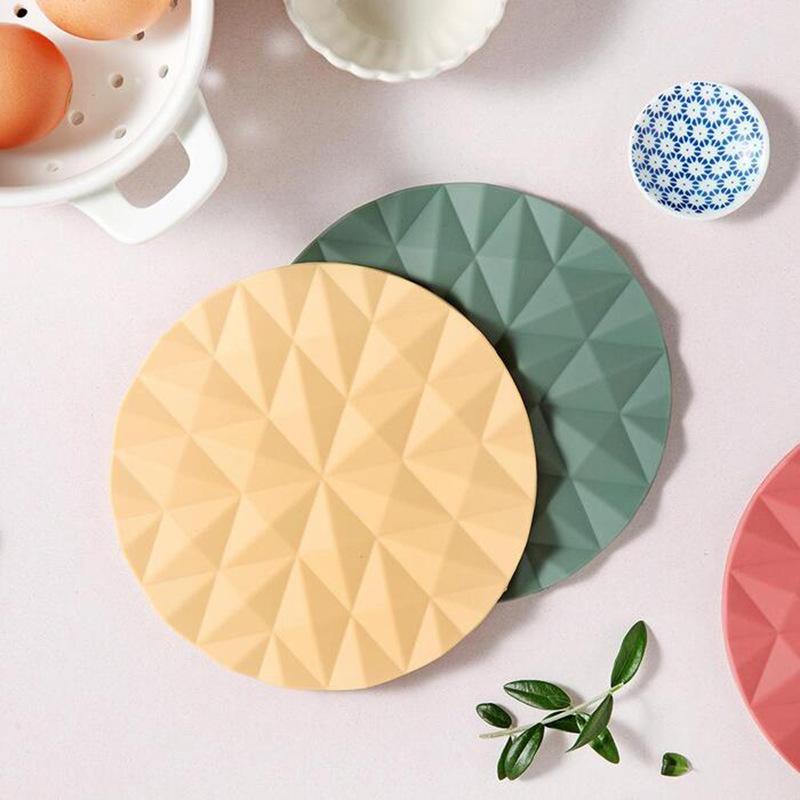 鍋敷き シリコン製 断熱マット ダイヤモンド柄 円形 鍋つかみ コースター 耐熱 かわいい ホワイト ピンク レッド イエロー グレー グリーン ブラック