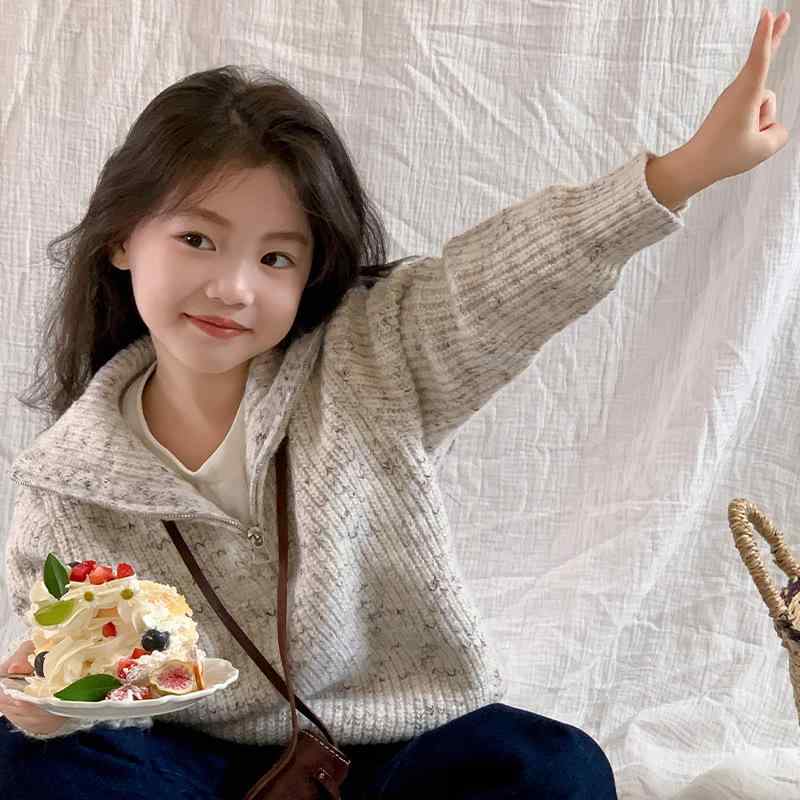 ・カテゴリ: ニット・セーター・対象: ガールズ・スタイル: 韓国・袖丈: 長袖・留め具: プルオーバー・柄: 無地・素材: アクリル30%、ナイロン10%、ウール8%、ポリエステル50%、スパンデックス2%・ネックライン: 襟付き・その他: モデル写真・サイズ: 110、120、130、140、150、160、170・色: アイボリー