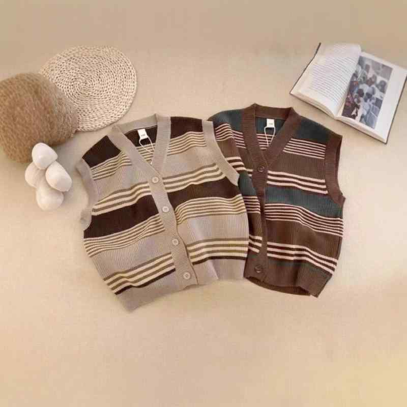 ・商品カテゴリ: ニット・対象: 男の子・生地加工: 柔らか обработка・スタイル: 韓国・対象年齢: 中学年～高学年(8歳以上、140cm以上)・シーズン: 春、秋・糸の太さ: 普通・厚さ: 普通・袖丈: ノースリーブ・留め具: シングルブレスト・柄: ストライプ・実物写真: モデル着用写真・要素: 流行・AQL基準: なし・ステッチ密度: 12～14針/3cm以下・糸くず処理: 目立つ箇所は処理済み・主な生地: アクリル52%・安全レベル: B・ネックライン: Vネック・フード: なし・カラー: グレーベージュ、カフェオレ・推奨身長: 130cm、140cm、150cm、160cm、170cm・前立て: シングルブレスト