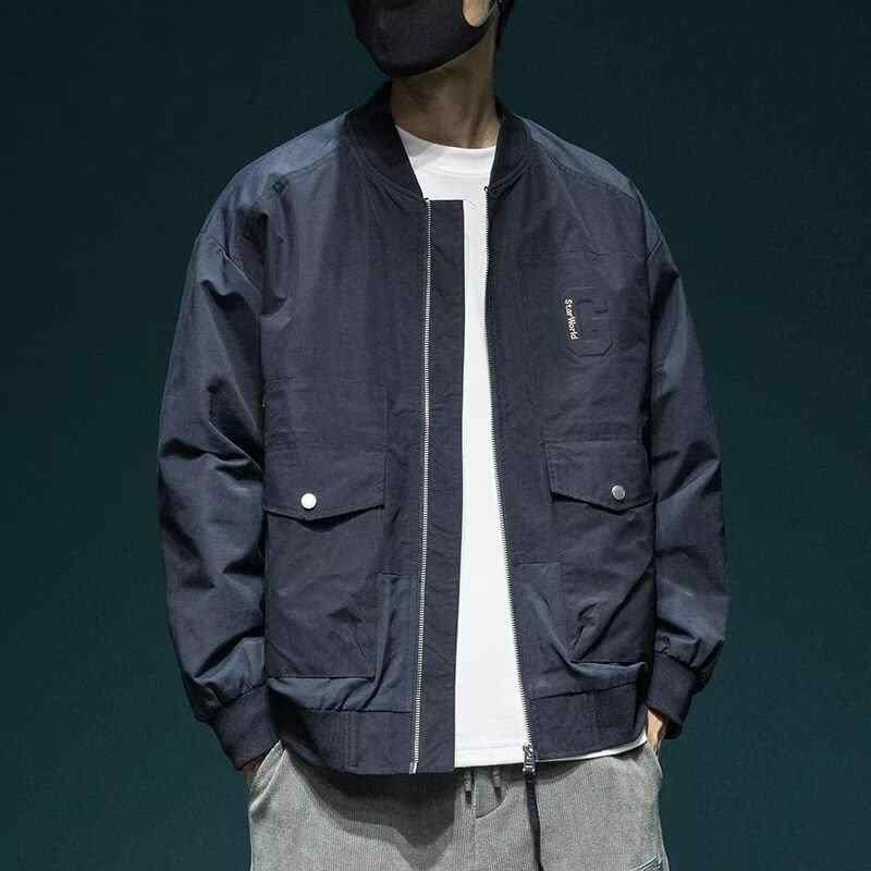 ・商品カテゴリ: ジャケット・スタイル: シンプル・対象年齢: 成人・対象: 男性・ネックライン: 立襟・フィット: レギュラー・前立て: ジッパー・フード: なし・厚さ: 普通・柄: 無地・素材: ポリエステル・素材（裏地）: ポリエステル・混紡率（裏地）: 30%・適用シーン: カジュアル・ディテール: リブ編み裾・裾デザイン: リブ編み・着丈: 標準・ポケット: 立体パッチポケット・着用方法: アウター・袖丈: 長袖・袖タイプ: 通常・カラー: ダークブルー・サイズ: M, L, XL, 2XL, 3XL・素材機能: 防風