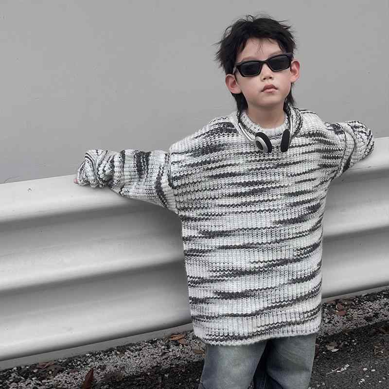 ・カテゴリ: ニット/セーター・対象: 男の子・スタイル: 韓国・対象年齢: 8歳以上・シーズン: 秋・毛糸の太さ: 普通・厚さ: 普通・袖丈: 長袖・留め具: プルオーバー・柄: ストライプ・要素: トレンド・生地: スパンデックス・主な生地の組成: ポリエステル 52%・安全性レベル: B・襟の形: ラウンドネック・フード: なし・色: 黒白グラデーション・適合身長: 110cm, 120cm, 130cm, 140cm, 150cm, 160cm・前立て: プルオーバー・実写画像: モデルあり