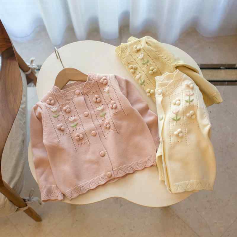 ・カテゴリ: 子供用セーター・対象: 女児・スタイル: 韓国風・対象年齢: 乳幼児(1~3歳, 80~100cm)・シーズン: 秋・糸の太さ: 普通・厚さ: 普通・袖丈: 長袖・留め具: シングルボタン・柄: 花柄・要素: カーディガン・生地: 綿混紡・主な生地成分: アクリル・主な生地成分の含有量: 50%・安全レベル: B類・ネックライン: ラウンドネック・フード: なし・カラー: オフホワイト, イエロー, ピンク・対応身長: 90cm-130cm・衣類の前立て: シングルボタン
