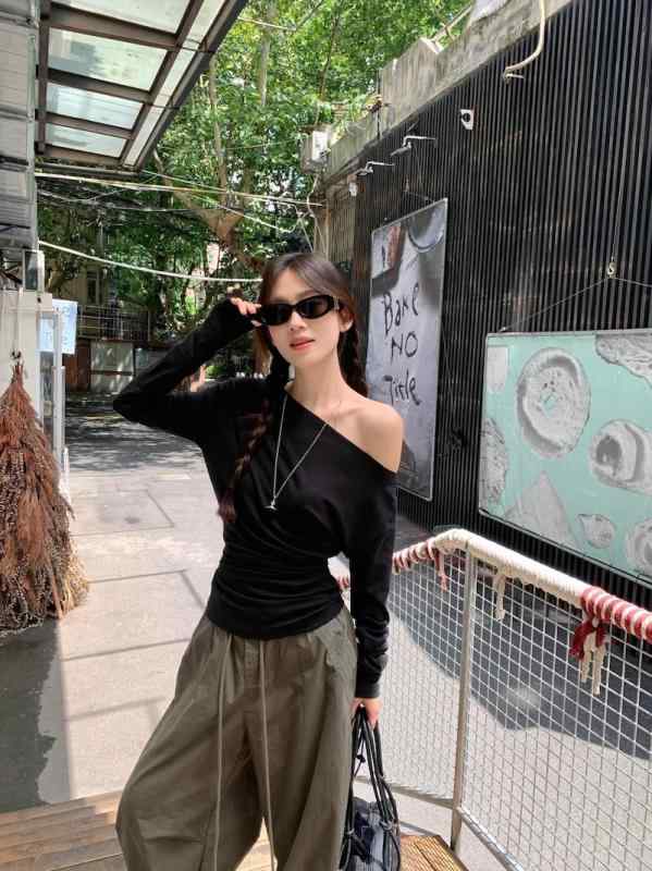 Tシャツ レディース 早秋 長袖 斜め肩 モダール トップス スリム 無地 通勤 きれいめ 上品 白 黒