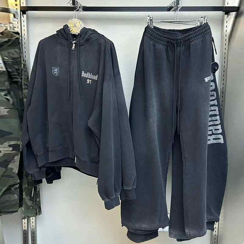 [ "・スタイル: 通勤風", "・カテゴリ: 卫衣/绒衫", "・着丈: 普通款(50cm<衣长≤65cm)", "・袖丈: 長袖", "・袖のタイプ: 常规袖", "・ネックライン: 连帽", "・厚さ: 中等", "・素材: 綿", "・主な生地の組成: 綿80-90%", "・色: 黒色外套,黒色T恤,白色T恤,黒色休闲裤", "・サイズ: S,M,L,XS", "・人気の要素: 做旧, 印花", "・版型: 宽松型", "・組み合わせ形式: 单件", "・前立て: 拉链", "・対象性別: 女性"]