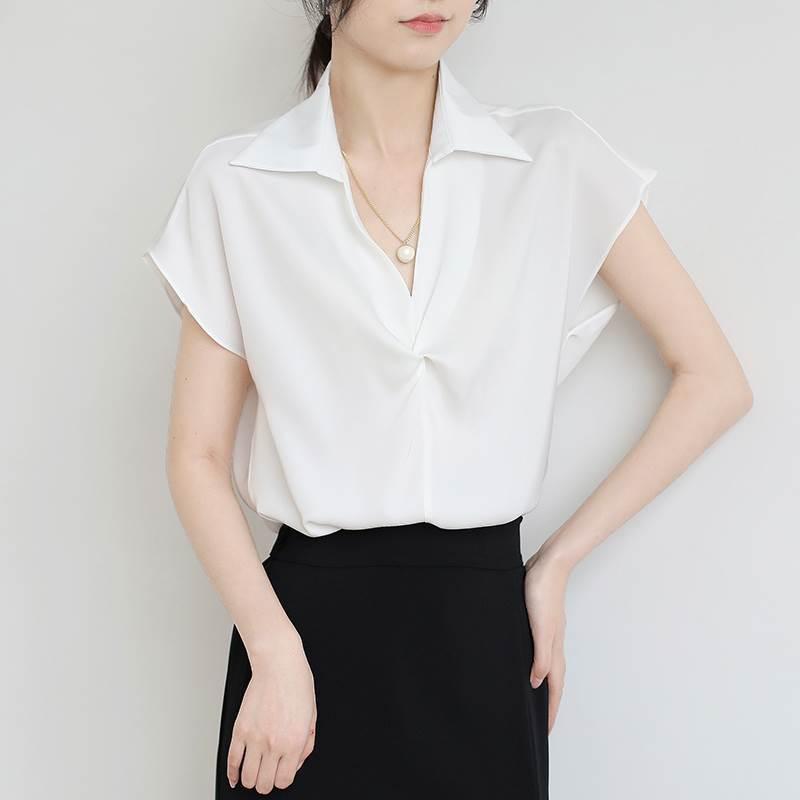 シャツ レディース 半袖 Vネック 韓国風 デザイン チェーン付き ドロップショルダー サテン ブラウス トップス オフィス カジュアル かわいい おしゃれ ホワイト ピンク ブルー ポリエステル