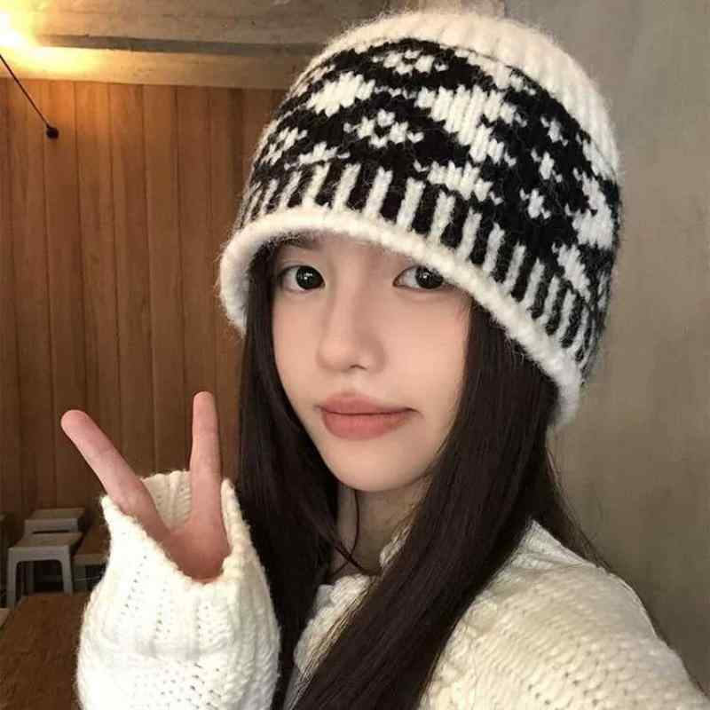 ニット帽 レディース 秋冬 防風 暖かい レトロ 小顔効果 ケーブル編み ビーニー 黒 赤 ベージュ カーキ..