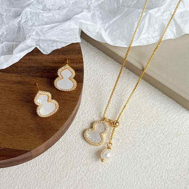 ・処理工芸: 電気メッキ・セット内容: 衣飾+項飾・チェーンスタイル: 鎖骨チェーン・ペンダントの材質: 真珠母貝・パターン: 葫芦・カラー: 【銅メッキ18K真鍮+ジルコン+アワビ貝】,【銅メッキ18K真鍮+アワビ貝】・スタイル: オリジナルデザイン・製品カテゴリ: セット・対象者: 女性・人気の要素: 自然