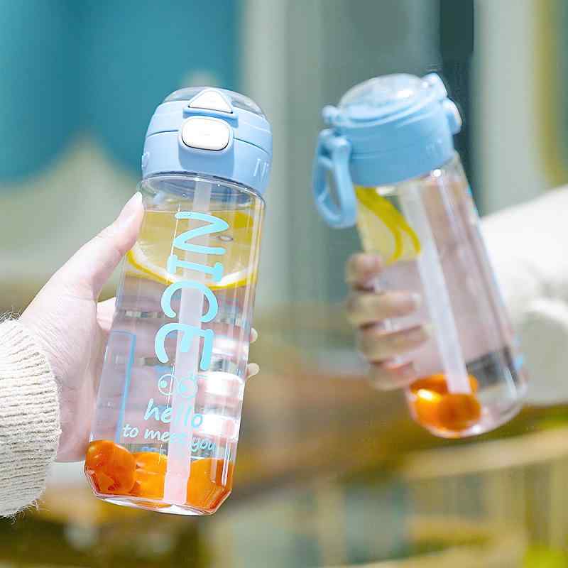 水筒 レディース メンズ キッズ 子供 ストロー付き プラスチック製 650ml 提げ手付き 携帯便利 運動会 アウトドア スポーツ 普段使い ピンク ブルー ...