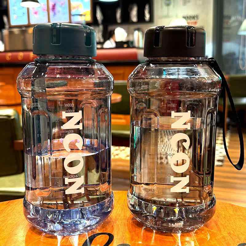 水筒 大容量 男女兼用 学生 携帯用 提げ紐付き 茶こし付き プラスチック 高温耐性 シンプル スタイリッ..