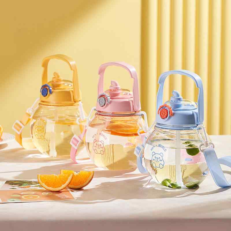 水筒 キッズ 子供 大容量 1300ml プラスチック ストロー付き 携帯用 漏れ防止 直飲み かわいい おしゃ..