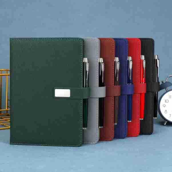 ノート A5 ビジネス ノートブック 金属 磁気 日記 レザー 事務用品 ブラック ブルー レッド グリーン グレー 無線綴じ ドーリング紙