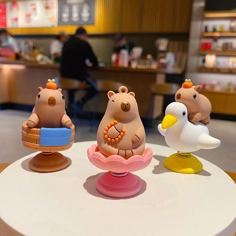カーアクセサリー デスク 飾り カピバラ 水豚 ゆれる かわいい 車載 センターコンソール 卓上 癒し オ..