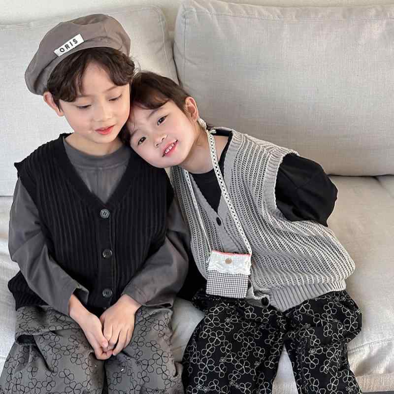 Rakuten - キッズ ベスト 春秋 子供服 男女兼用 ニット セーター カーディガン ノースリーブ チョッキ レトロ かわいい 灰色 黒色 通園 通学 普段着