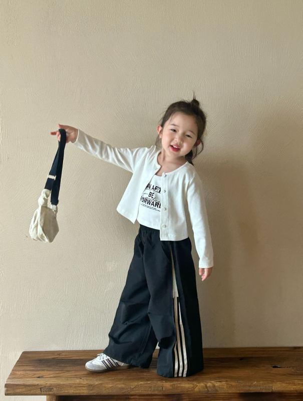 ・性別: 女・対象年齢: 中小童(3~8歳, 100~140cm)・ネックライン: ラウンドネック・スタイル: 韓国版・柄: 文字・厚さ: 普通・生地加工: 柔らかく加工・フード: なし・袖丈: 長袖・実写画像: モデルあり・安全レベル: B類・綿の含有量: 80%・クロージャータイプ: シングルブレスト・主な生地の成分: 綿・スタイル: ベルトなし・色: カーディガン2点セット, カジュアルワークパンツ・丈: 短め・インナー: なし・製品カテゴリ: 子供用アウター/ジャケット/コート