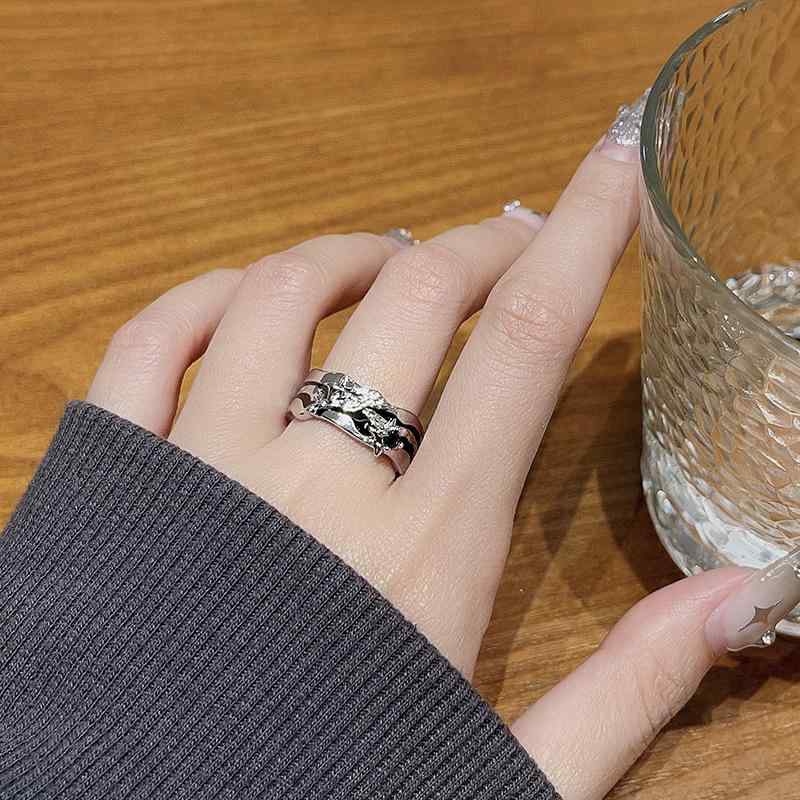 指輪 レディース メンズ カップル お揃い リング スター 星 モチーフ 調整可能 フリーサイズ 銅製 普段使い かわいい 個性的 デザイン 電気メッキ加工 褶皱 トレンド