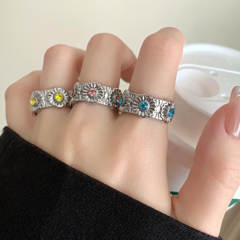 指輪 ファッションリング 金属製 黄色 ピンク系 ブルー ジルコニア ヒップホップ風 冷淡风 デイジーモチーフ