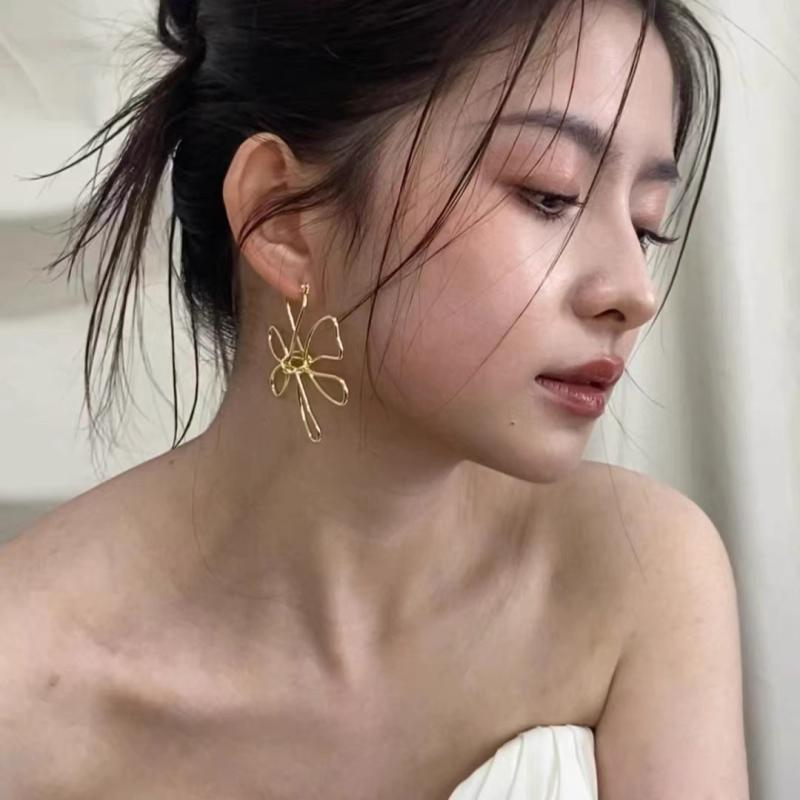 イヤリング レディース 鏤空 花柄 合金製 電気メッキ加工 韓国風 ファッション トレンド アクセサリー(4.0)