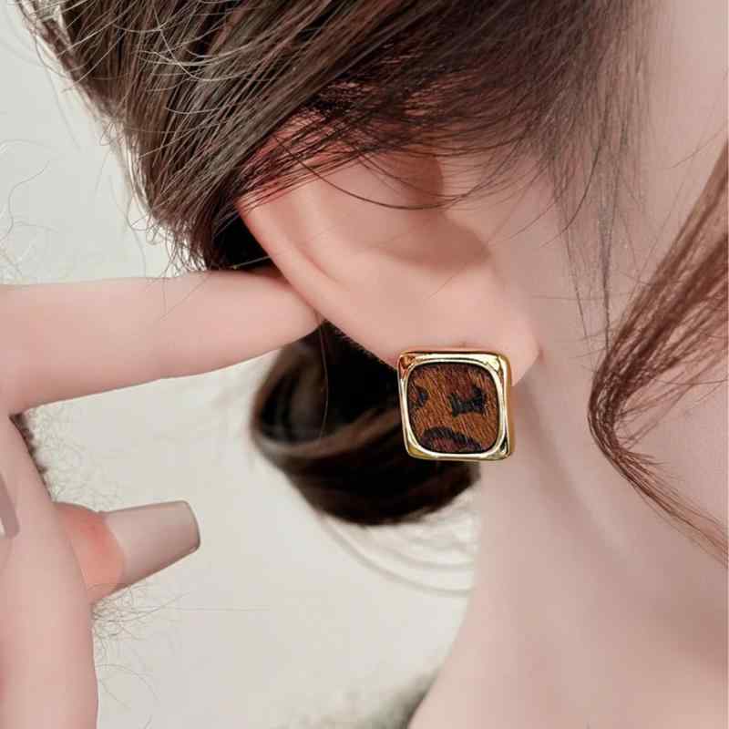 ピアス レディース ヒョウ柄 レオパード クローバー モチーフ ジルコニア 幾何学模様 レトロ ヴィンテージ 小ぶり 個性的 かわいい エレガント アクセサリー