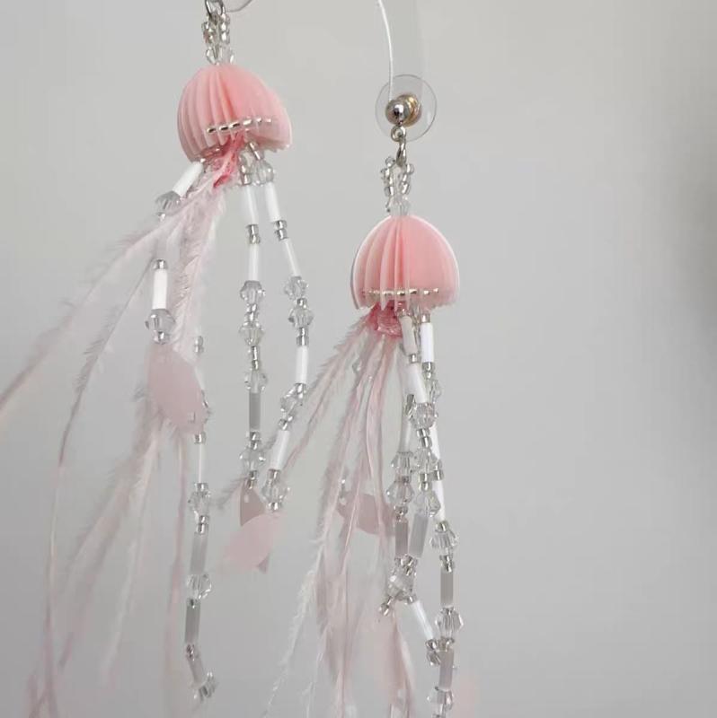 ピアス レディース 水母 羽根 ゆらゆら 揺れる タッセル フェザー ふわふわ 混合素材 手作り イヤーアクセサリー リゾート 普段使い かわいい(4.0)