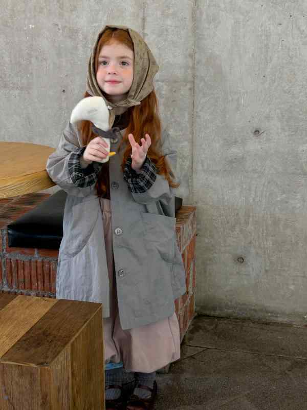 子供服 ガールズ ロング丈 トレンチコート スプリングコート ライトアウター 無地 襟付き グレー ブルー系 ミドル丈 綿 コットン 普段着 おしゃれ着 かわいい 韓国風