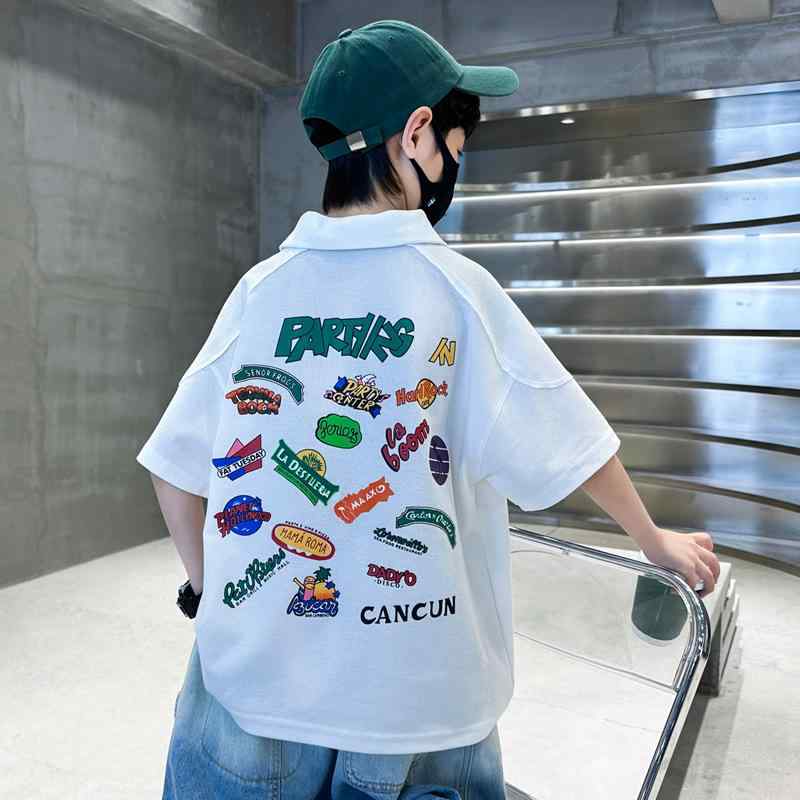 ・性別: 男・スタイル: 韓国版・袖丈: 半袖・対象年齢: 中・高学年(8歳以上、140cm以上)・主な素材: 綿・主な素材の含有量: 63%・ネックライン: 襟付き・機能: 吸湿発散性・色: 白、紺・カテゴリ: 子供用Tシャツ