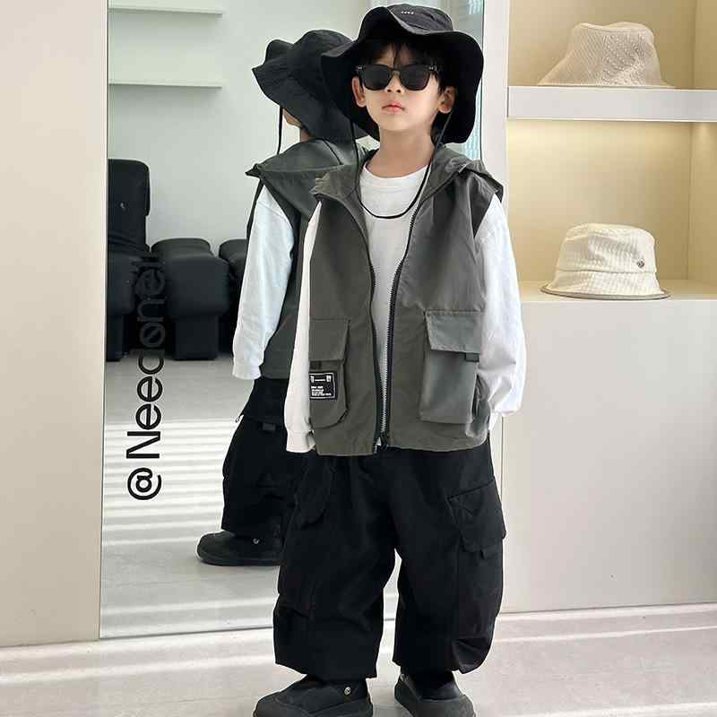 ・性別: 男の子・スタイル: 韓国版・対象年齢: 中小キッズ(3～8歳、100～140cm)・シーズン: 春秋・生地加工: 柔らかく加工・スタイル: カーディガン・柄: 無地・厚さ: 普通・フード: フード付き（取り外し不可）・写真: モデル実写・元素: スポーツ, 文字, カーディガン, イギリス風, トレンド, ヨーロッパとアメリカ・安全レベル: クラスB・クロージャー: ジッパー・インナー: ポリエステル・詰め物: ポリエステル・色: 緑・対象身長: 90cm, 100cm, 110cm, 120cm, 130cm, 140cm, 150cm・製品カテゴリ: 子供用ベスト