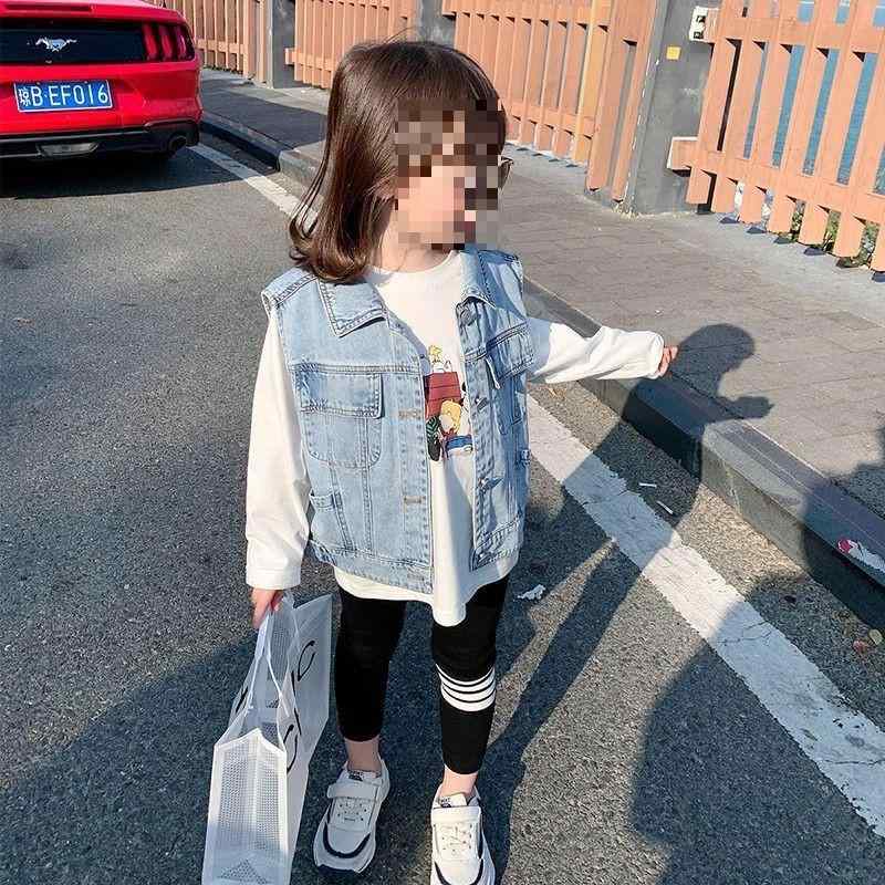 [ "・性別: 女", "・スタイル: カジュアル", "・対象年齢: 中・高学年(8歳以上、140cm以上)", "・シーズン: 春秋", "・柄: その他", "・生地: デニム/綿", "・主な素材: 綿", "・素材の割合: 91%-95%", "・安全レベル: C", "・カラー: ブルー", "・適合身長: 110(100-110cm), 120(110-120cm), 130(120-130cm), 140(130-140cm), 150(140-150cm), 160(150-160cm)", "・製品カテゴリ: 子供用ベスト"]