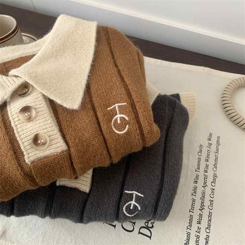 ・性別: 男女兼用・生地: 柔らかい・スタイル: 和風・年齢層: 中小童(3~8歳, 100~140cm)・シーズン: 冬, 秋・毛糸: 普通・厚さ: 厚手・袖丈: 長袖・留め具: プルオーバー・柄: 無地・実写有無: 実写(モデルなし)・在庫: 有・要素: イギリス風・上市年: 2024年・ステッチ密度: 12~14針/3cm・糸くず処理: 済・生地名: ニット・主生地: 聚乙烯醇繊維（ビニロン）・主生地成分: 聚脂钎维・安全レベル: B類・襟型: 襟付き・帽子有無: 無・カラー: 南瓜色, 灰色・身長: 90, 100, 110, 120, 130・前立て: プルオーバー・製品カテゴリ: 子供用セーター