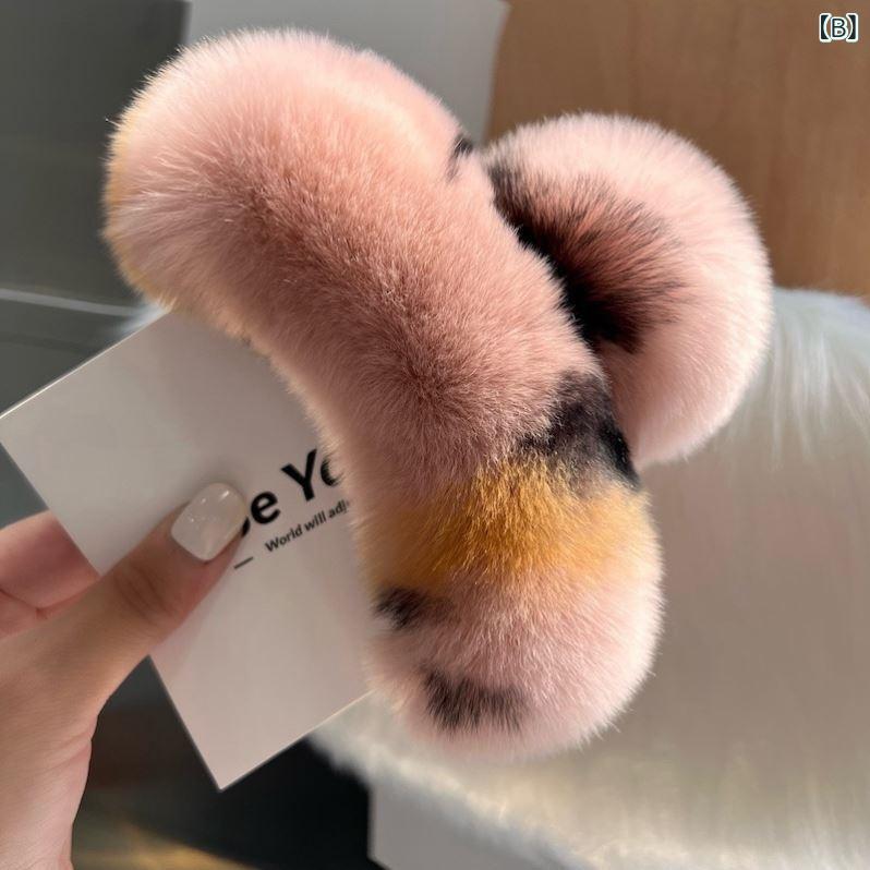 シャドーテールのヘアクリップ レディース ファー ふわふわ ヘアアクセサリー 髪留め かわいい おしゃれ 上品 エレガント 大人 女性 普段使い オフィス デート パーティー プレゼント ギフト 秋冬｜アングル3