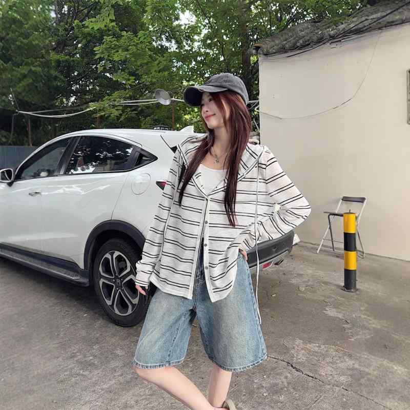 カーディガン レディース 長袖 フード付き ストライプ 切り替え 学院風 韓国風 春夏 薄手 UVカット 羽織り トップス カジュアル 紫外線対策・パターン: ストライプ・フィット感: ルーズフィット・厚さ: 中等・着丈: 約50-65cm・袖丈: 長袖・袖の形状: レギュラー・襟の形状: フード付き・加工: 切り替え・カラー展開: ブラックストライプ、ホワイトストライプ・サイズ展開: S, M, L, XL・スタイル: 日韓カジュアル・雰囲気: カジュアル・対象年齢: 大人・対象性別: 女性・製品カテゴリー: アウター