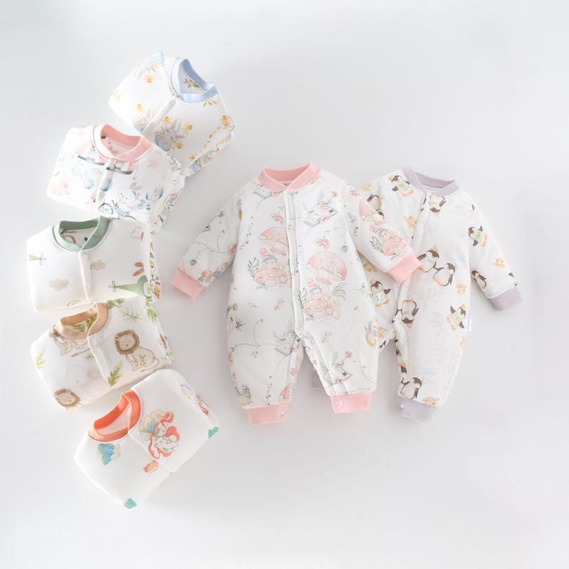 ・安全等级: A类・面料名称: 棉・无骨工艺: 是・适合季节: 春秋,冬季,春季,秋季・适合年龄段: 新生儿(0~1岁，80cm及其以下)・适用性别: 中性/男女均可・袖长: 长袖・是否连帽: 不连帽・AQL抽检标准: 1.0・平车针距: 12~14针/3cm・毛头/杂余线头是否修剪: 全部修剪干净・图片实拍: 实拍无模特・厚薄: 加厚・主な素材: 綿100%・闭合款式: 单排扣・スタイル: 韩版・款式: 长爬・カラー: 爱丽丝小兔,动物机长,飞天揽月,旅行小兔,破壳小兔,企鹅先生,驼色小狮子・適合身長: 59cm,66cm,73cm,80cm,90cm・製品カテゴリ: 连身衣、爬服