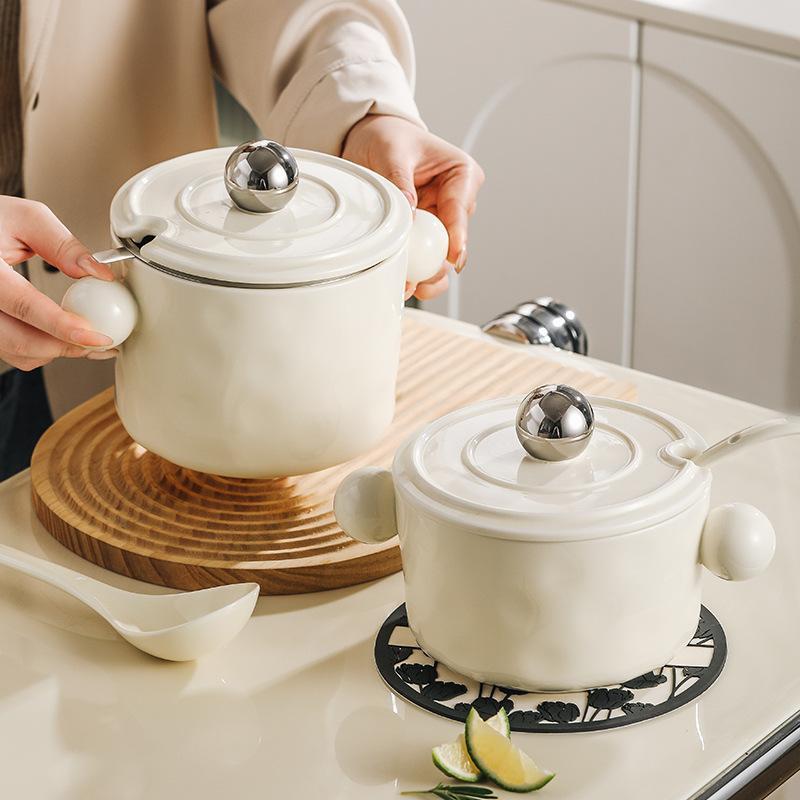 調味料入れ 豚 陶器 密閉保存容器 大容量 家庭用 耐熱 ラー油入れ 塩入れ 油壺 スプーン フィルター付き