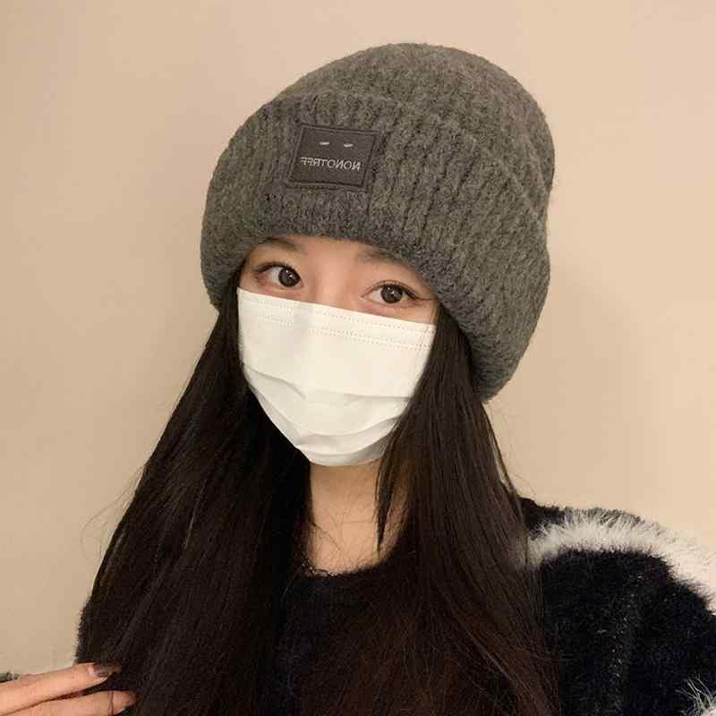・製品カテゴリ: ニット帽・流行の要素: 英字・適合シーズン: 冬、秋・帽子のタイプ: ドーム型・つばのタイプ: つばなし・カラー: ダークグレー、ライトグレー、ブラック、オフホワイト・サイズ: フリーサイズ（伸縮性 54-60cm）・機能: 保温、防風・主な生地の成分含有量: 71-80%・スタイル: ビジネス、万能、ミニマル、カジュアル、OL、シンプル、欧米、軽高級、高級感・生地の名称: アクリル・主な生地の成分: アクリル・スタイルの分類: ファッション通勤・加工技術: ニット、機械刺繍・流行要素の分類: 文字