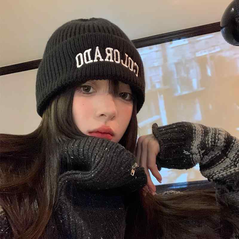 ニット帽 レディース 秋冬 布ラベル 韓国風 ビーニー 保温 防寒 伸縮性 かわいい カジュアル 黒 白 灰色