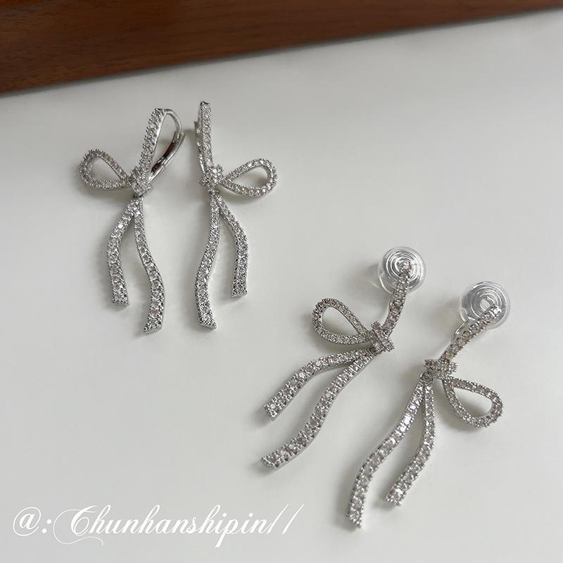イヤリング レディース 法式 満ジルコニア 蝶結び ノンホールピアス 蚊取り線香型 イヤーカフ イヤークリップ ロング 高見え 気質 小さめ おしゃれ ホワイト 電気メッキ加工 パーティー お呼ばれ デート