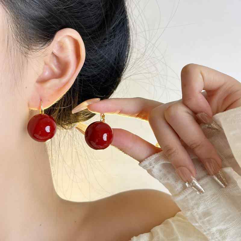 ・造型: 几何型・カラー展開: 米白色珍珠耳环, 红色珍珠耳环, 浅灰色珍珠耳环・流行元素: 圆形, 椭圆・スタイル: 轻奢风・重量: 約12g・サイズ: 1.5*1.7cm・製品カテゴリ: 耳饰・対象: 女式・流行要素分類: 几何