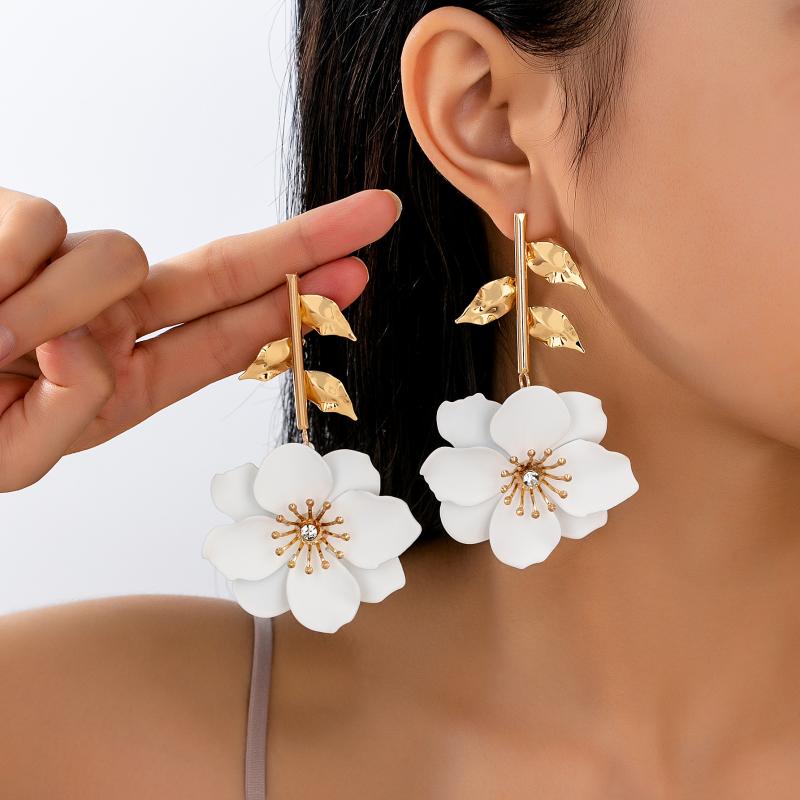 イヤリング レディース ファッション アクセサリー 合金 花柄 フラワー 電気メッキ加工 白色 玫红色 ビーチ リゾート 日常使い