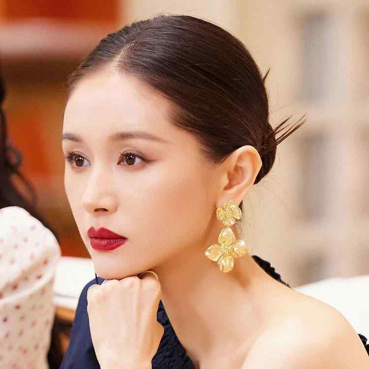 イヤリング レディース 花 フラワー ゴールド シルバー 電気メッキ加工 合金 レトロ デザイン 大ぶり 揺れる エレガント パーティー お呼ばれ ファッション