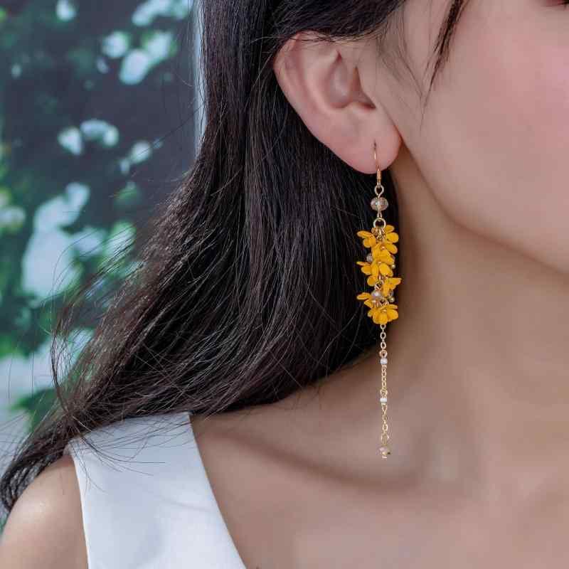 イヤリング レディース 花 ドロップ ロング 揺れる 耳飾り 森ガール 蚊取り線香型 クリップ式 白色 イエロー 金属 アレルギー対応 かわいい