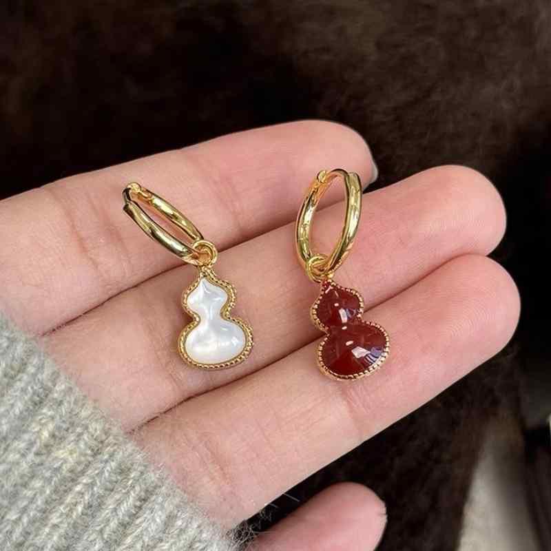 Coral - イヤリング レディース 小ぶり レッド 赤 上品 葫芦モチーフ アジアン テイスト マザーオブパール シェル 電気メッキ加工 ファッション 通勤